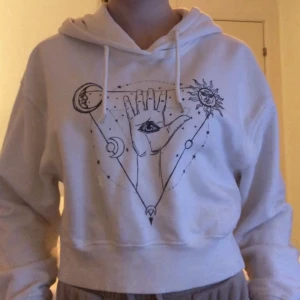 Hoodie  - Fin hoodie med tryck!🤍bra skick