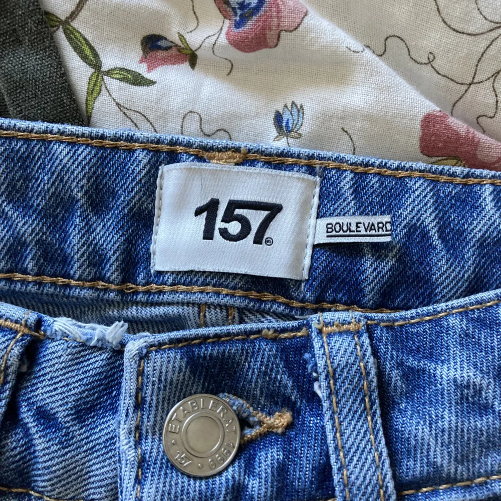 Snygga högmidjade jeans från Lager 157. Knappt använda. Jag är 170cm lång som referens. . Jeans & Byxor.