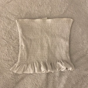 Topp - Vit topp från H&M i storlek S💗 Avklippta axelband så är ärmlös. 50 kr + frakt 💘