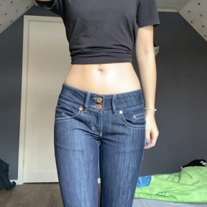Low waist jeans  - Low waist Jeans i mycket bra skick från Gina🤍 Skriv privat för mer bilder eller frågor🤍(Är 178cm lång). Kan fraktas, köpare står för frakten! Kan mötas upp i Höör, Örkelljunga, Lund och ibland Malmö🤍 