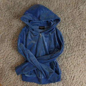 Juicy couture tröja - Blå juicy couture sip upp tröja som är i bra skick, storlek xs 