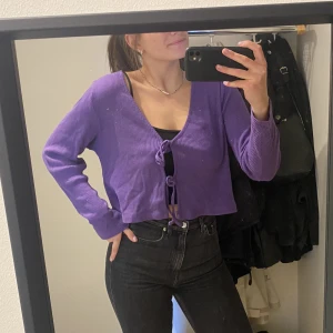 Lila tröja/ kofta  - Kofta från monki, använder inte längre. Stl L men fungerar för mig som vanligtvis har M. 