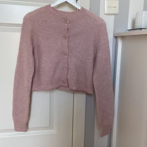 Rosa cardigan - En gammelrosa stickad cardigan från Lindex i storlek s. Använd ett fåtal gånger och i nytt skick!❤️