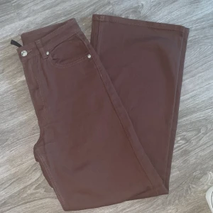 jeans - bruna högmidjade jeans från HM  storlek 36 men passar också som 38 kontakta för mer info/bilder  kan mötas upp i Malmö eller posta men isf står köparen för frakten!