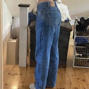 Jeans  - Har klippt et extra knapphål för att de skulle passa (synligt på bilden).  Är 175cm för referens.  