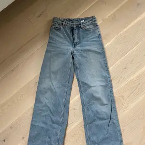 Säljer skit snygga blåa vida jeans från Monki!❤️ De är strl 24! 