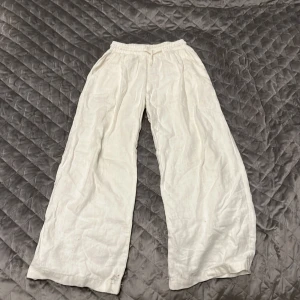 Linnebyxor  - Ett par jätte fina Linnebyxor dom är lite smutsiga längst ner och har inte kunnat få bort de i tvätten. Säljer pga dom är för små för mig. Använt ca 5-7 gånger. Köptes i somras.