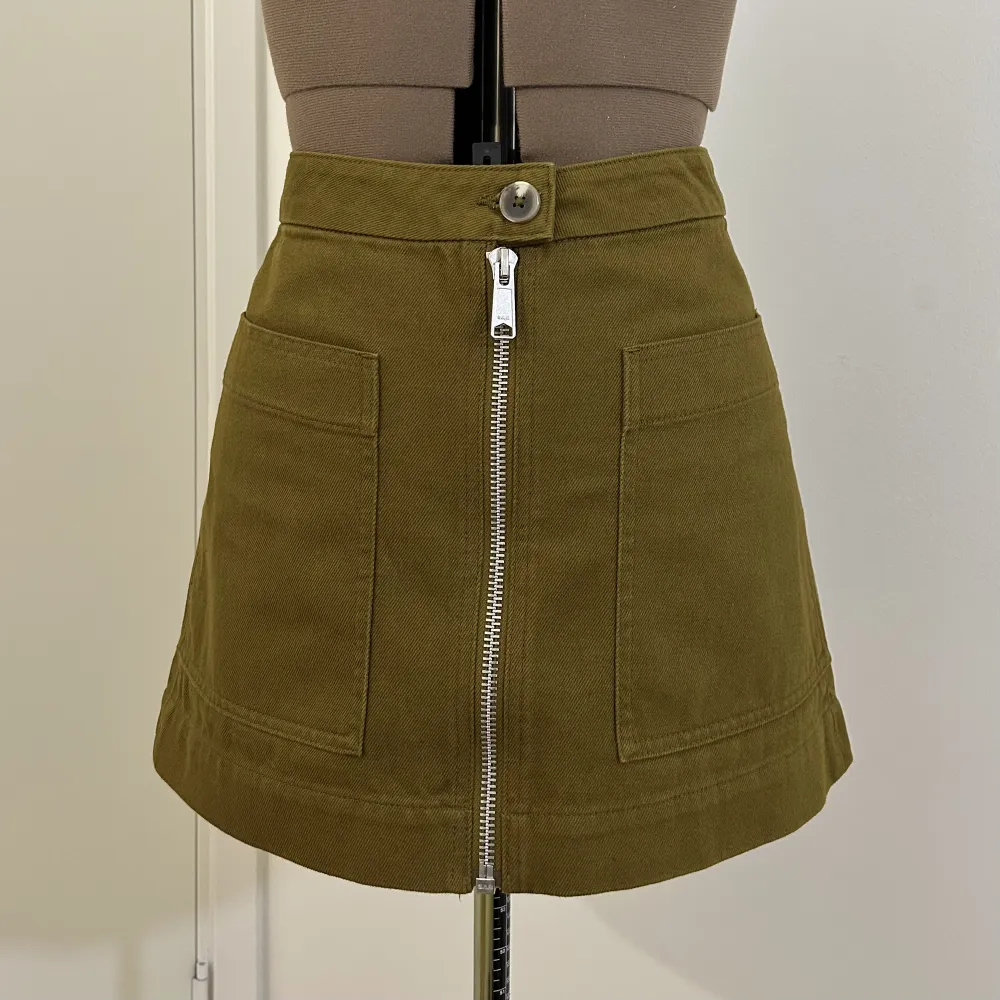 Weekday tenille denim jacket and skirt in khaki. Hela settet är i mycket bra skick! Använt fåtal gånger.   100% bomull, denimliknande struktur   Plaggen går att köpa separat, men billigare i set :)     Jacka: Oversize/S/34  Kjol: XS-S/34. Kostymer.