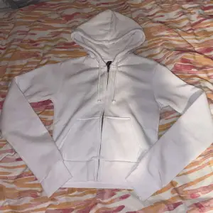 En vit hoodie med dragkedja. Köpte den utan att prova men den var alldeles för liten. Så den är endast testad 1 gång. Superfin och väldigt bra skick. 💗