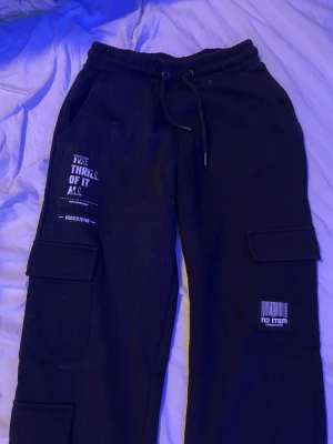 joggingbyxor  - använda 2 gånger, väldigt sköna men kommer inte till användning då de även har blivit förstora i midjan på mig. 