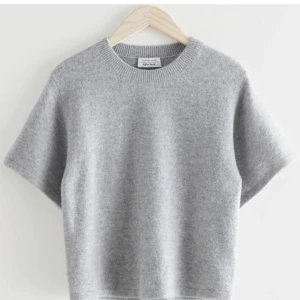 Stickad T Shirt - Säljer min älskade stickade t shirt ifrån & Other Stories! Ganska så nyinköpt, och inga defekter. Storlek S, men skulle defenetivt säga ath den passar nån som både har Xs, S och M. Hör av er om ni vill köpa eller se fler bilder 💞