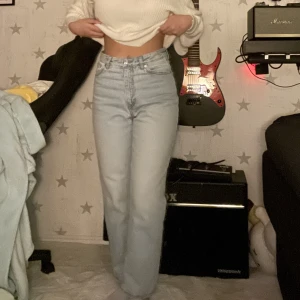 Ljusblå jeans  - Säljer dessa då de tyvärr va lite förstora i midjan💙Jätte sköna jeans som är mer raka i modellen på mig, köpte de här på plick men byxorna är ifrån monki💙Jag är 160cm lång och de går lite över fotknölarna på mig💙
