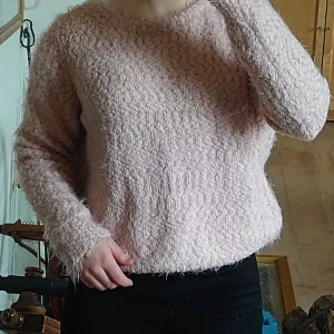 Fluffig rosa långärmad - Fluffig rosa långärmad tröja från KappAhl. Pris kan diskuteras, det är bättre att den kommer till användning. 