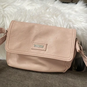 Väska - Liten rosa väska i bra skick 