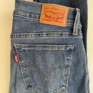 Levi’s jeans storlek 27 710 super skinny Mycket fint skick, använda ett fåtal gånger men kommer inte till användning längre.  