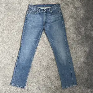 Blåa Levi’s 511 jeans med måtten 33x32. Rätt så bra skick, nästan oanvända. Skriv privat för mer bilder.