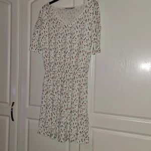 Söt klänning - Fin klänning till både vardags och festtillställningar i strl s,aldrig använd.