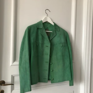 Vintage mockajacka - Vintage vårjacka i smaragdgrön mocka! Inte ofta man kommer över ett mockaplagg i den här vackra färgen 😍från märket Selitra, strl 42 men sitter bra på mig som är S. Alla storlekar var lite mindre förr ska man komma ihåg. Snyggt patinerad av solen