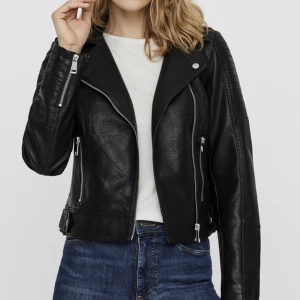 Skinnjacka  - Jag köpte denna från veromoda i våras 2022 för 799kr, storlek XXs säljer för 599. Den passar även för follk med XS. Hör av er för bilder.