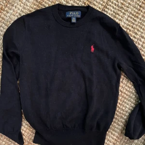 Ralph Lauren tröja barn  - Ralph Lauren tröja barn, 8 år. (S)Ylle. Barnstorlek. Gott skick. 