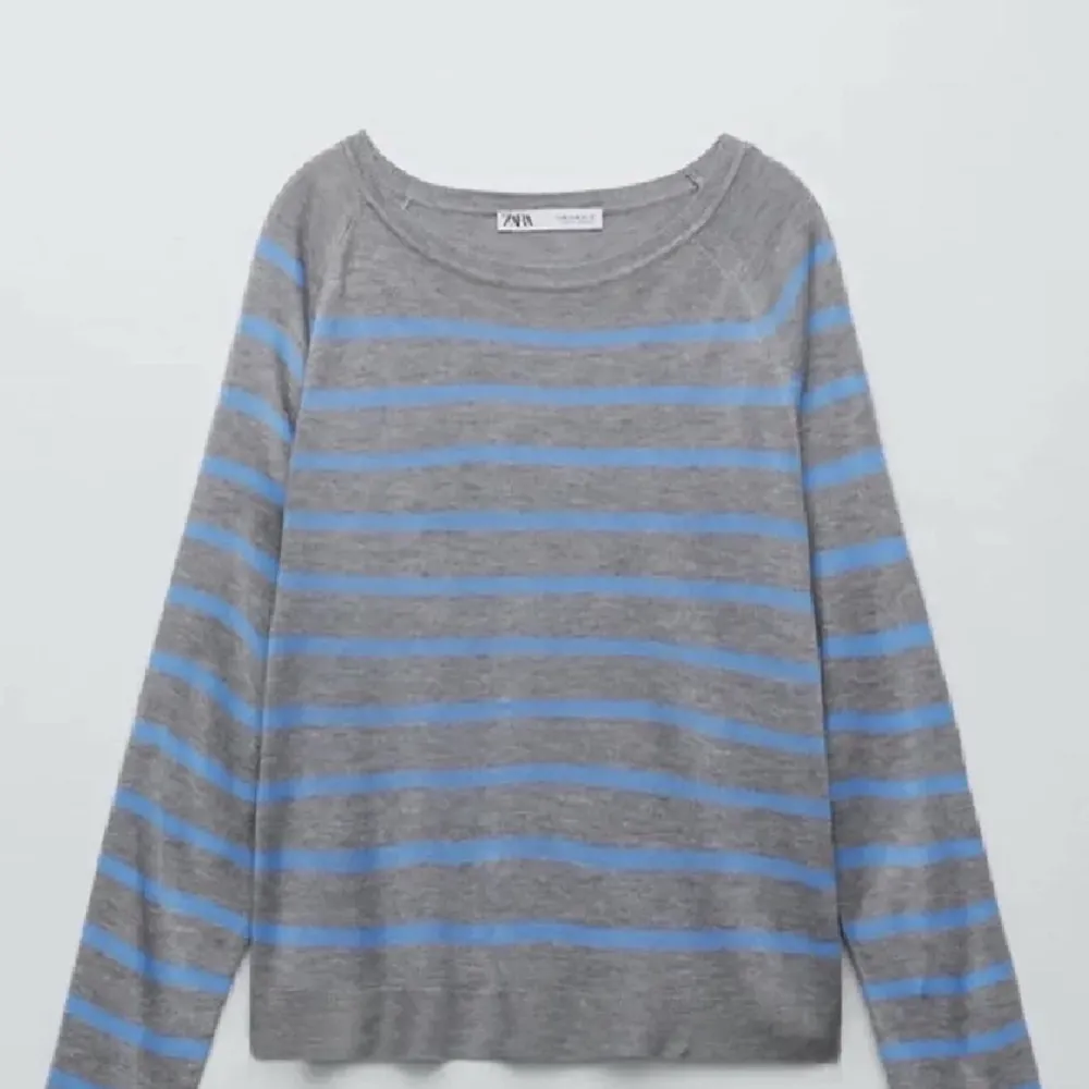 Nu säljer jag min trendiga randiga tröja från Zara eftersom den inte kommer till användning 🌟 Köparen står för frakten 🙌🏽. Tröjor & Koftor.