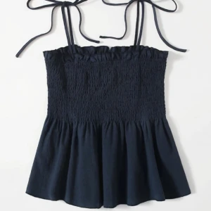 Topp - Super söt marinblå topp💘 knappt använd så i välidgt bra skick💘