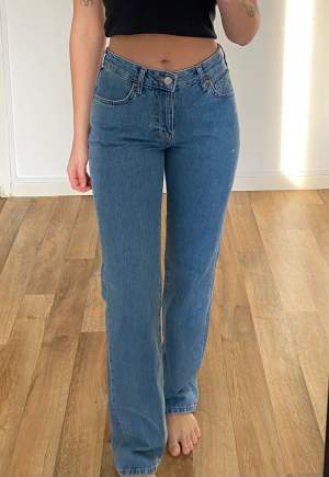 Asfina raka jeans med low waist från Never Denim. Använda en gång. Säljes pga fel storlek i midjan 🥺nypris 599. 