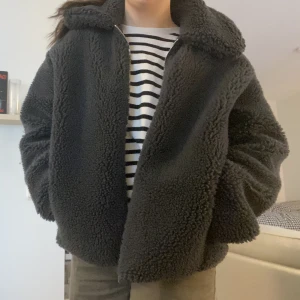 Weekday teddyjacka  - Säljer min nästan helt nya teddyjacka från weekday! Köpt i december för 800kr! Ser ut som ny, inget slitage!! Säljer pga den kom inte till den användning jag hoppades på!!  Jag är en vanligtvis en S/M! 