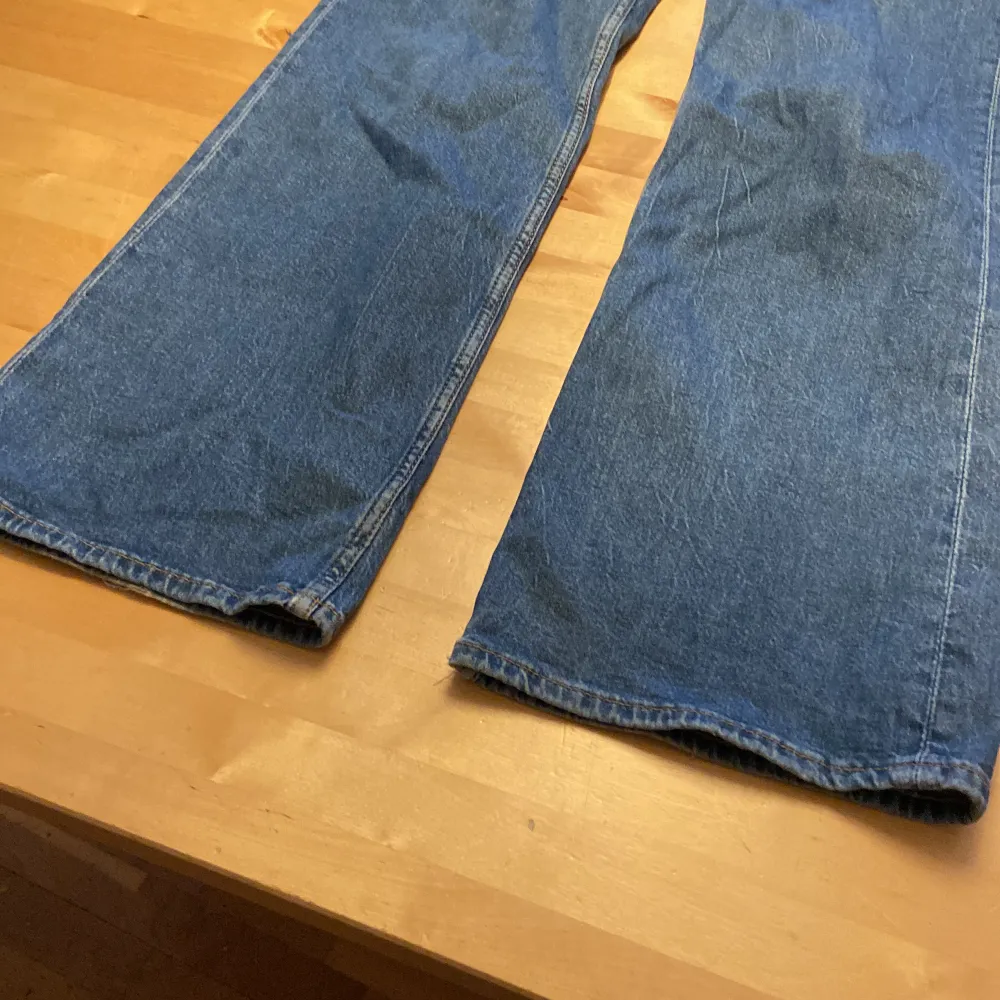 Blå högmidjade loose jeans från hm i storleken 36 . Jeans & Byxor.
