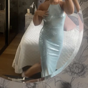 Bal klänning  - Användes en gång och är i bra skick, jätte fin klänning💜