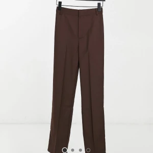 Chokladbruna kostymbyxor - Raka kostymbyxor med resor i ryggen. Midwaist 