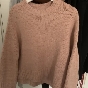 Söt rosa stickad tröja  - En söt stickad tröja som är i en babyrosa färg från Gina tricot!! Behöver pengar därför säljer jag :/