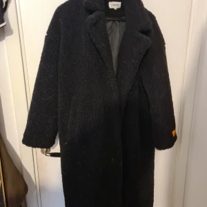 Teddy kappa - Jacka från junkyard i storlk L Finns hål i fickorna som jag sytt ihop.