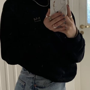 Hov1 sweatshirt - Hov1 Merch, så skön men tyvärr aldrig använd! Sitter superfint, den är i storlek S och sitter lite oversized! 