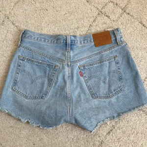 Levis shorts  - Säljer mina jättesnygga Levis 501 shorts. 