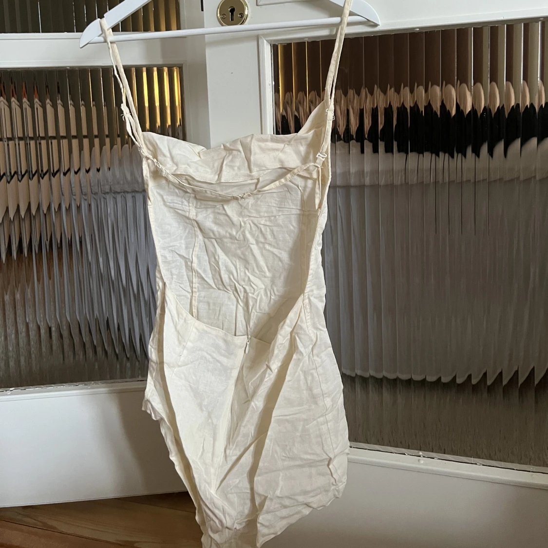 Krämvit asymmetrisk miniklänning - 91