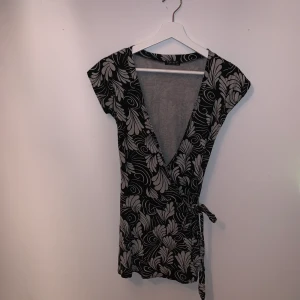 Omlott tröja - Söt blus som man knyter ihop i sidan 