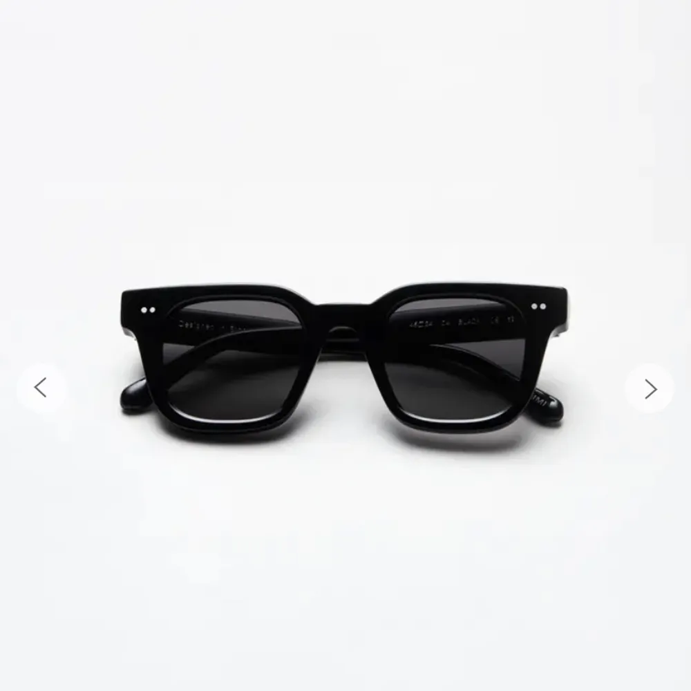 Säljer mina solglasögon från Chimi eyewear i modellen 04 Black då jag inte fått användning för dem. Knappt använda och är därav i nyskick. . Accessoarer.