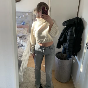 Stickad tröja - Verkligen så så fin stickad tröja som är lite kortare i magen😩🥂