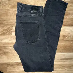 Ett par fina välanvända replay jeans i storlek W30 L32.