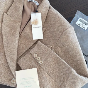 Adoore Blazer - Säljer min helt nya blazer från Adoore, prislapp kvar!  Inköpt för 1595:-