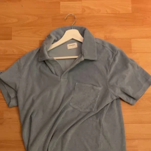 Herr t-Shirt  - Säljer denna fina tröja som va för stor för mig. Har bara testat tröjan så den är i väldigt bra skick  Nypris 450 kr  Storlek M 