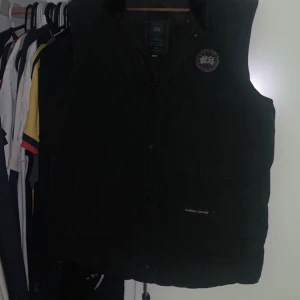 Canada goose  - Säljer äkta canada goose väst för 2500 bra pris för en äkta väst 