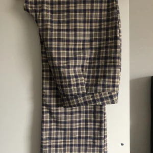 Rutiga kostymbyxor med hög midja - Byxor från Shien, inköpta på second hand. Köptes med ett hål i skrevet som jag sytt igen, knappt märkbart. Storlek L men sitter abso mer som M tycker jag.