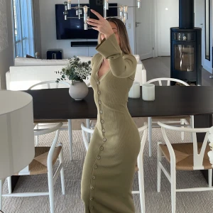 Adoore klänning - Säljer min helt nya klänning från Adoore, prislapp kvar!  Inköpt för 1495:-