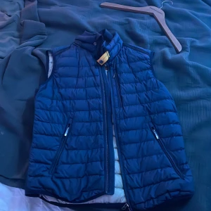 Parajumper väst - Marinblå i storlek s. Väldigt bra skick. Hör av dig vid frågor.