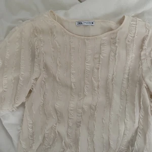 Beige topp - Beige topp från Zara🤍 Storlek S och är lite genomskinlig. Perfekt fest topp. 🥰 Hör av er om ni vill ha mer bilder eller har ett prisförslag 🤩