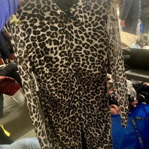 Design Seduno studios leopard klänning M - Super snygg lyxig tajt leopardklämminh med rynkigt tyg fram och mest i armarna. Underklänning till