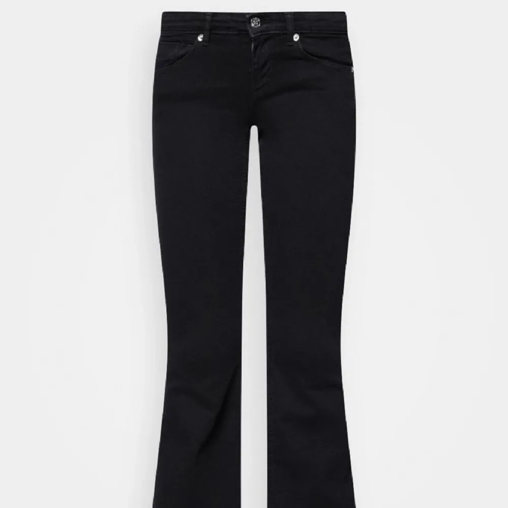 Säljer mina only jeans eftersom dom var för korta på mig skulle nog passa någon under 1,55❤️❤️jätte fint skick👌Skriv om ni har några funderingar💕använd gärna KÖP NU🙌🙌. Jeans & Byxor.