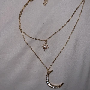 Super fin halsband  - Stjärna & måne halsband som säljes helt nya, oanvänd 